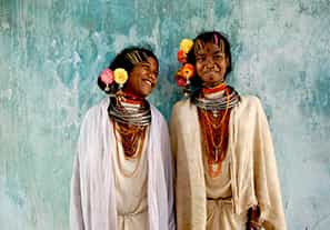 Zwei indigene Frauen stehen Seite an Seite