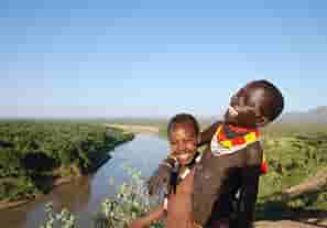 Deux garçons du peuple karo au-dessus du fleuve Omo en Éthiopie.