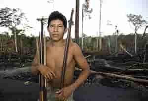 Homem indígena segurando arco e flecha
