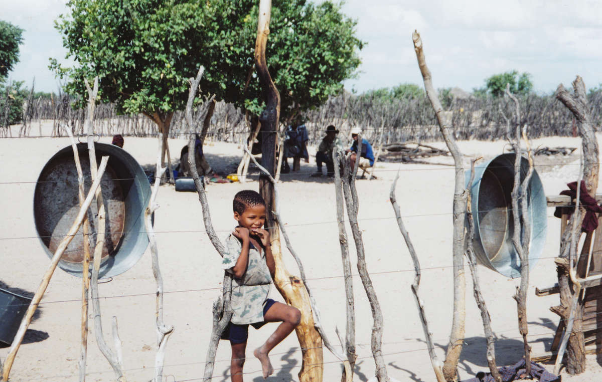 Muchos bosquimanos fueron trasladados al campamento de reasentamiento gubernamental de New Xade en 1997.