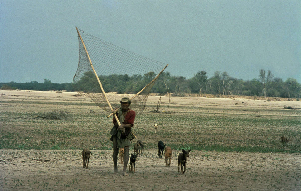 Un pescatore Wichí con le reti usate per pescare i pesci dalle acque fangose del fiume, Argentina.