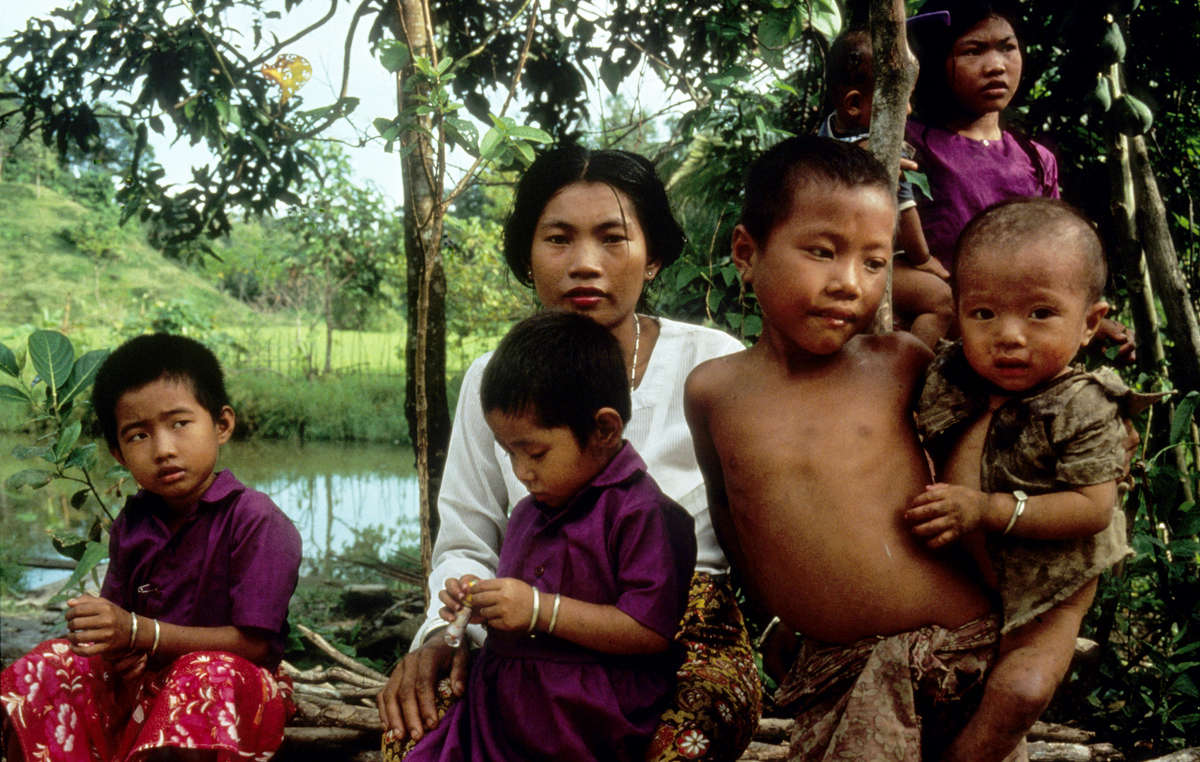 Familia marma de las Chittagong Hill Tracts en Bangladesh. Las tribus de esta región se encuentran amenazadas por los colonos y el ejército de Bangladesh, una zona en la que los asesinatos, las torturas y las violaciones están a la orden del día.