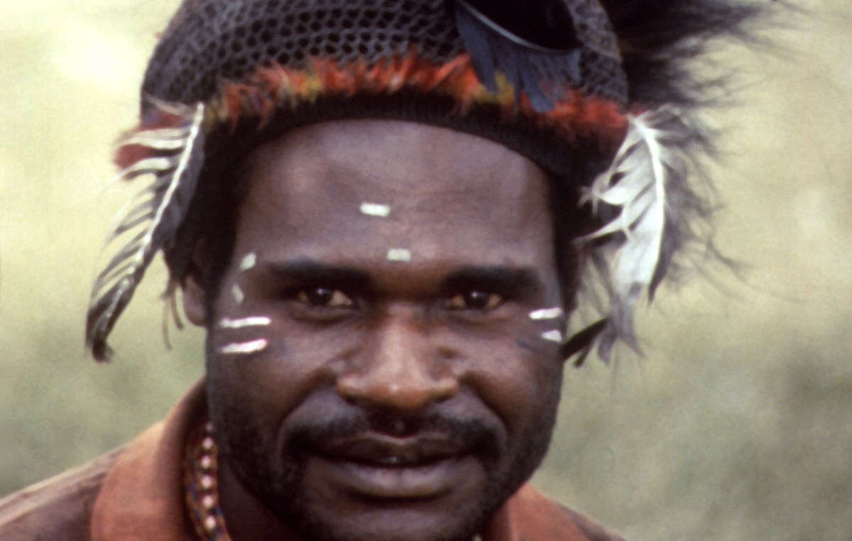 Mann vom Stamm der Moni, Papua.