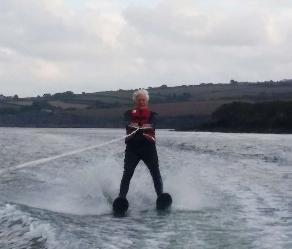 Robin's 8th challenge was to waterski across the English Channel. The conditions on the day were terrible with waves over 6ft high. The difficult decision was made to turn back. To make up for it and to prove he could do the distance, a week later Robin skied 21 miles along the Cornish coast.

