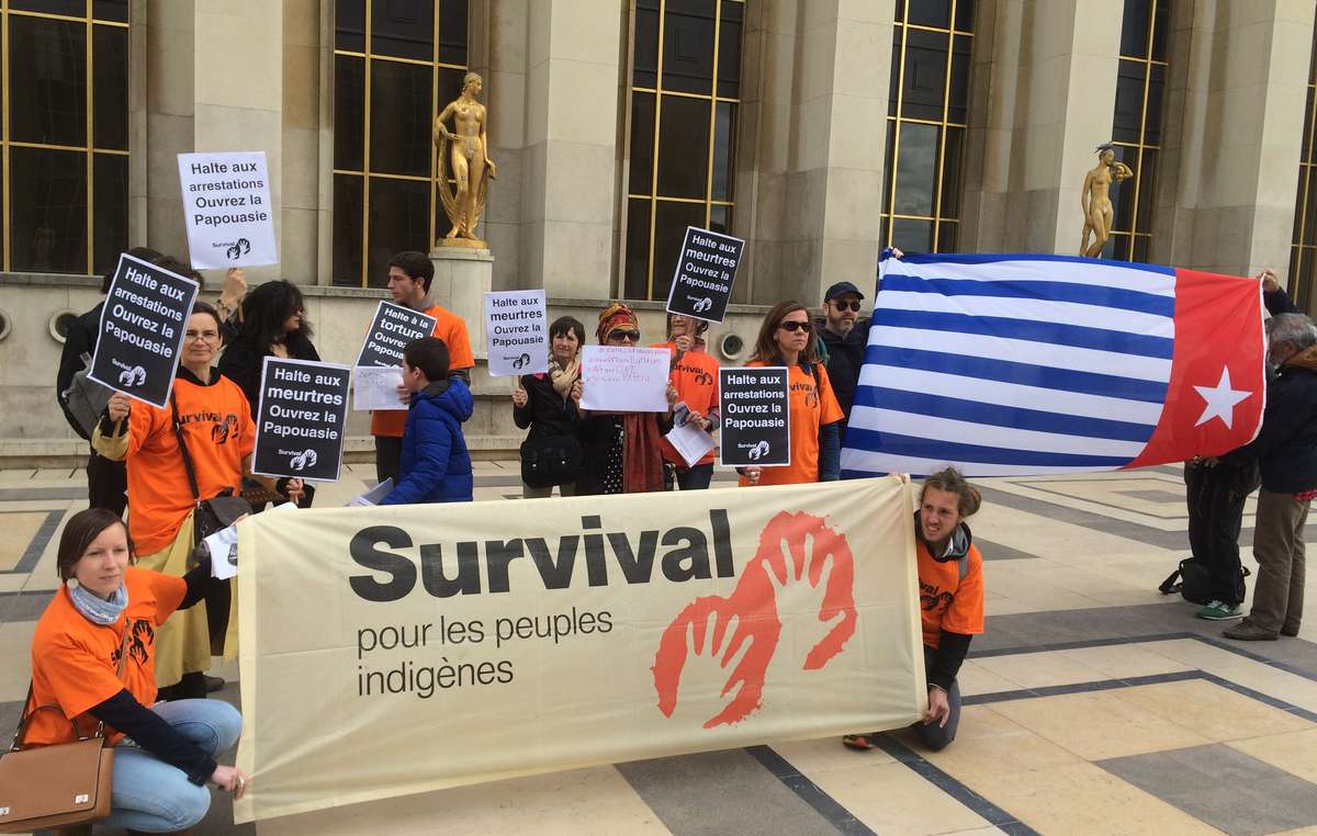 Des dizaines de manifestants se sont rassemblés aujourd'hui pour exiger un accès libre et ouvert à la Papouasie occidentale.