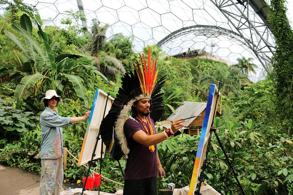 Nixiwaka and British artist John Dyer collaborated at the Eden Project on a project to inspire children to create a series of rainforest paintings.
