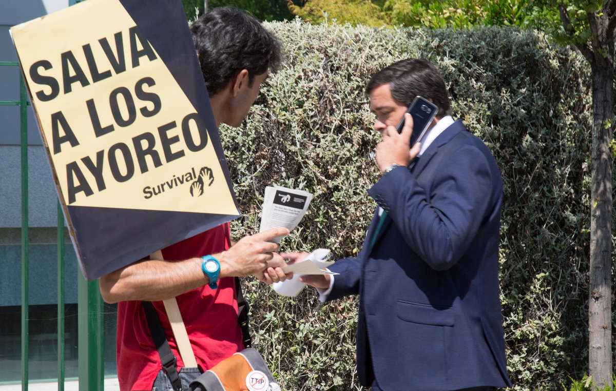 Manifestantes entregan hojas informativas a los accionistas de Grupo San José que acuden a la junta de la constructora. Madrid, junio de 2015.