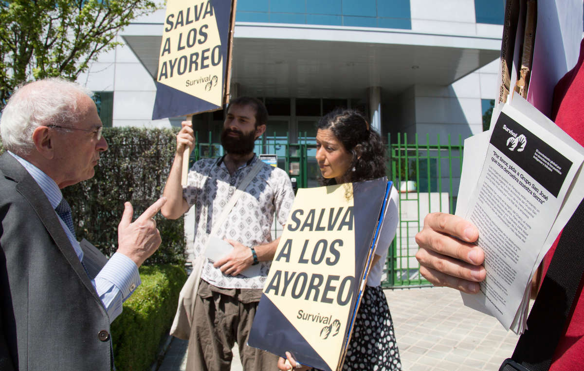 Manifestantes entregan hojas informativas a los accionistas de Grupo San José que acuden a la junta de la constructora. Madrid, junio de 2015.