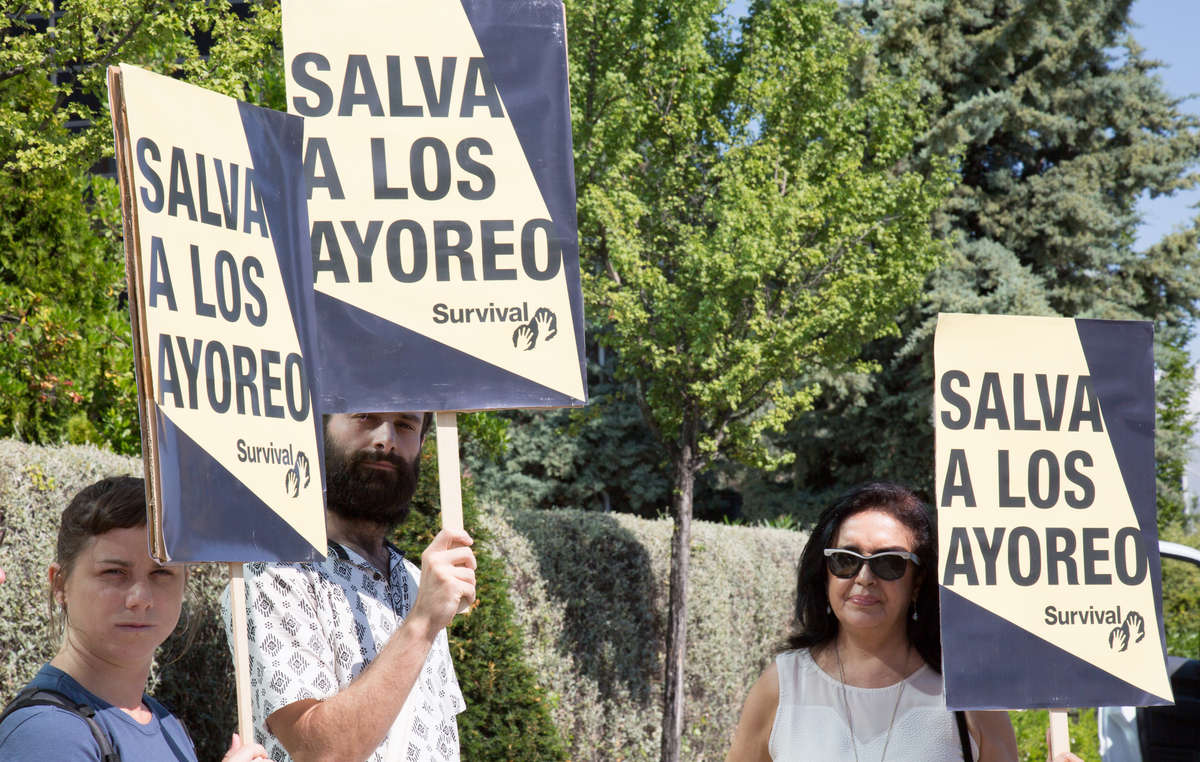 Los manifestantes dirigían el mensaje 'Salva a los ayoreo' a la constructora GSJ. Madrid, junio de 2015.