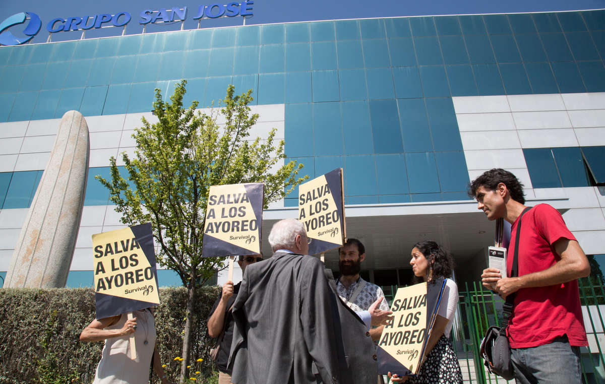 Protesta de Survival International ante la sede madrileña del gigante de la construcción Grupo San José. Madrid, junio de 2015.