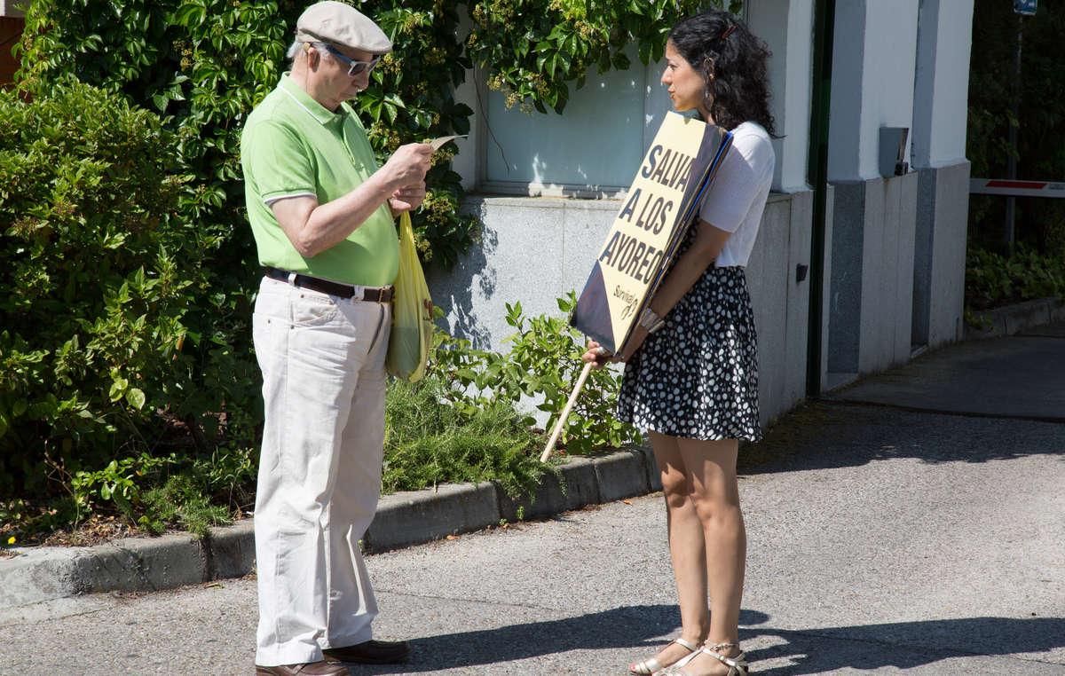 Los activistas distribuyeron hojas informativas sobre la vinculación de GSJ en el acaparamiento de tierras de indígenas aislados en Paraguay. Madrid, junio de 2015.