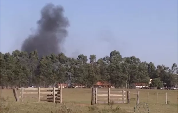 La colonna di fumo proviene dall’incendio della comunità guarani di Kurusu Mba, Brasile.