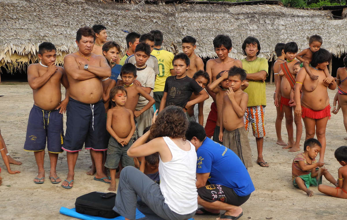 Gli Yanomami apprendono dallo staff di Survival come utilizzare le apparecchiature di Tribal Voice per inviare i loro messaggi al mondo.