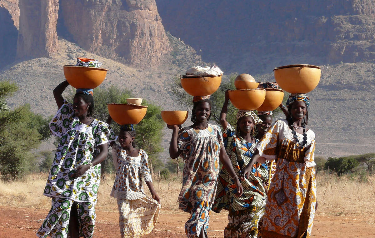 L’œuvre de l’un des finalistes montre des femmes de la tribu peul du Mali qui portent sur leur tête de larges récipients contenant des vêtements et du lait.