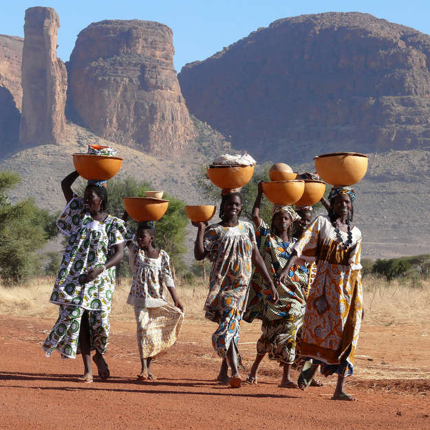 Peul, Mali, 2009

Des femmes peul au Mali qui portent sur leur tête de larges récipients contenant des vêtements et du lait.

