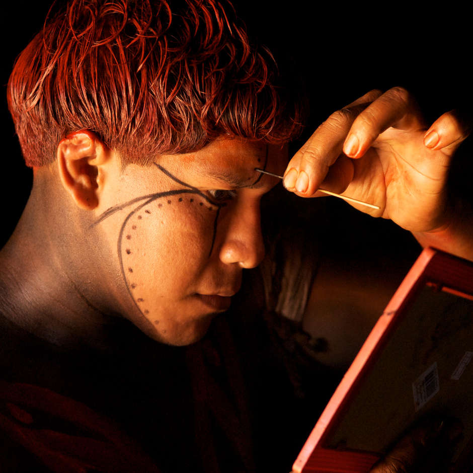 Yawalapiti, Brasilien, 2011

Ein Mann des Yawalapiti-Volkes schmückt sein Gesicht in der Intimität seines Hauses mit Farbe.  
