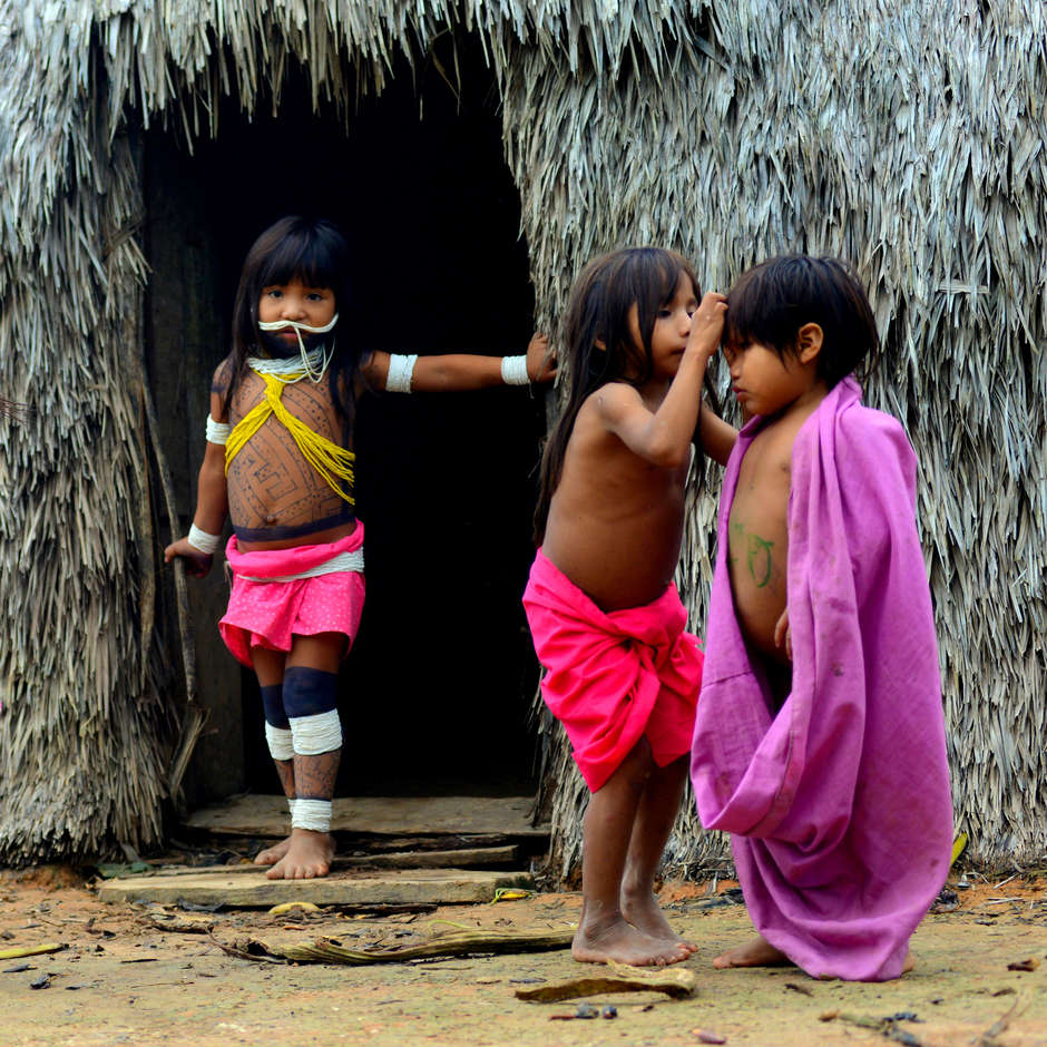 Marubo, Brasilien, 2014

Marubo-Kinder spielen zusammen im Dorf und schmücken ihre Körper mit Farbe, Perlen und bunter Kleidung. 
