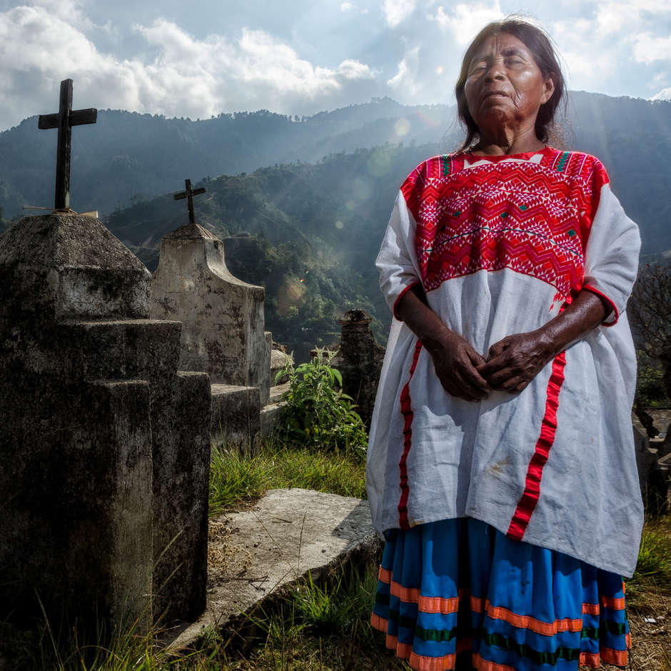 Mixtec, Mexiko, 2015

In dem Dorf Santiago Tilapa, Mexiko gehört eine Frau zu den wenigen Menschen, die immer noch die traditionelle Kleidung – einzigartig für ihre Gemeinde – tragen.  
