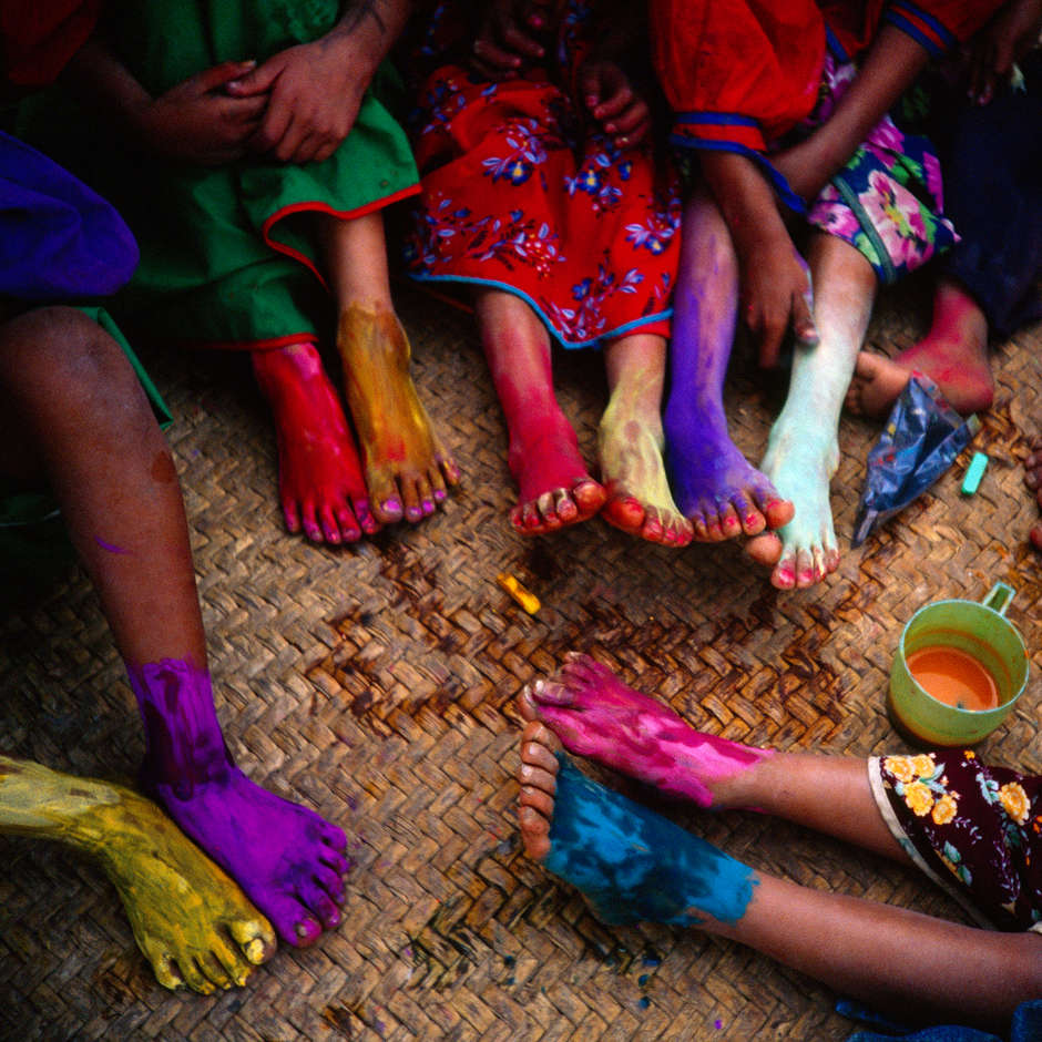 Huichol, Mexiko, 2004

Huichol-Kinder in Mexiko kommen zusammen, um ihre Füße mit Kreide- und Pulverfarben zu bemalen. 

Das heilige Land der Huichol, eine Stätte, die Wirikuta genannt wird, wird zurzeit durch ein kanadisches Unternehmen bedroht, das das Land für den Bergbau nutzen will. 
