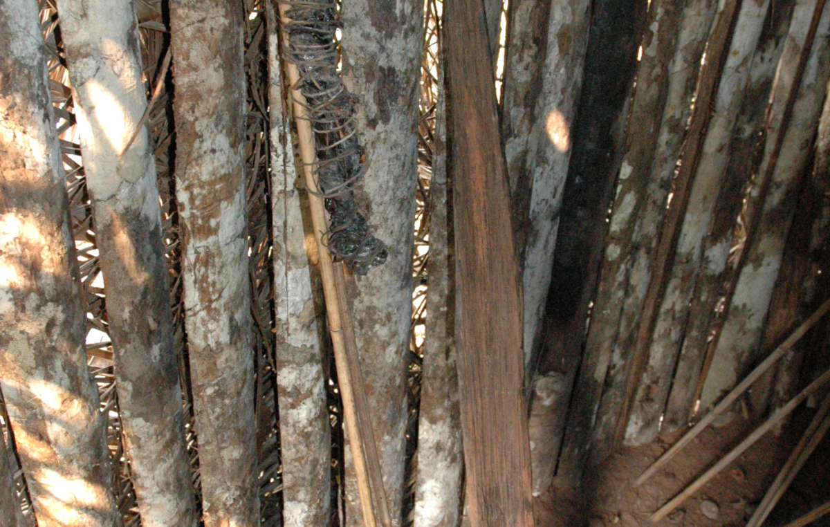 Tocha de resina e estaca feitas pelo indígena foram encontradas pela FUNAI em sua casa, na terra indígena Tanaru, em Rondônia. Brasil, 2005.