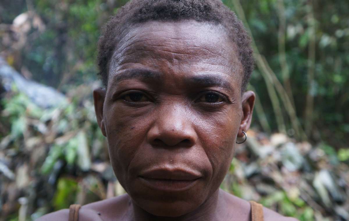 Die Kinder dieser Baka-Frau wurden von Wildhütern angegriffen, die durch den WWF mitfinanziert werden.
