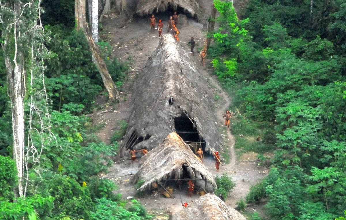 Fotografía aérea de indígenas aislados, Brasil, 2008. Muchos se encuentran cada vez más amenazados por la tala ilegal junto a la frontera con Perú.