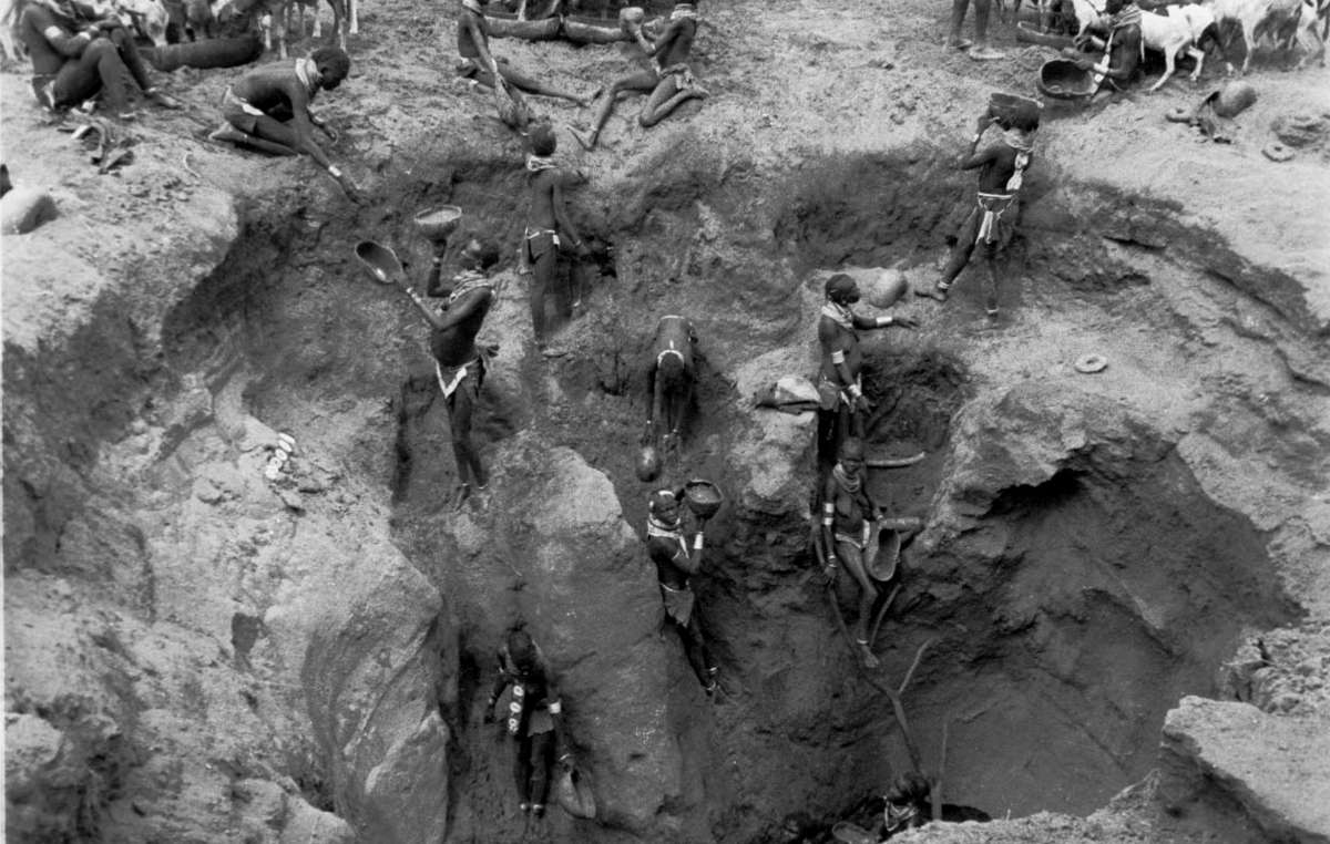 En épocas de sequía los nyangatomes excavan profundos agujeros en la tierra para sacar agua del lecho del río Kivis, Etiopía.