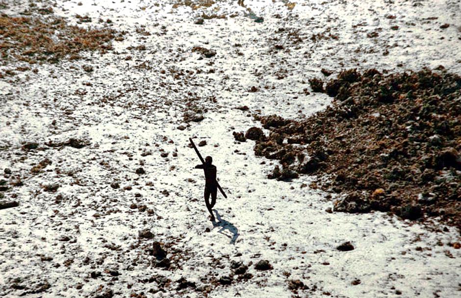 I Sentinelesi vivono in un’isola dell’Oceano Indiano e resistono a qualsiasi contatto con l’esterno. Sono il popolo più isolato al mondo. Da quanto si può osservare a distanza, sembrano godere di ottima salute, a differenza delle tribù vicine che hanno subito l’invasione delle loro terre. L’uomo punta la freccia contro un elicottero di sorveglianza.