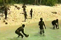 Die Sentinelesen wohnen seit rund 55.000 Jahren auf der Insel und haben keinen Kontakt zur Außenwelt