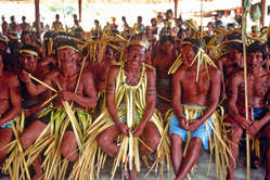 Des Indiens makuxi revêtent leurs costumes ‘paishara’ pour assister à une réunion sur leurs revendications territoriales, Bismark, Raposa Serra do Sol, Brésil.