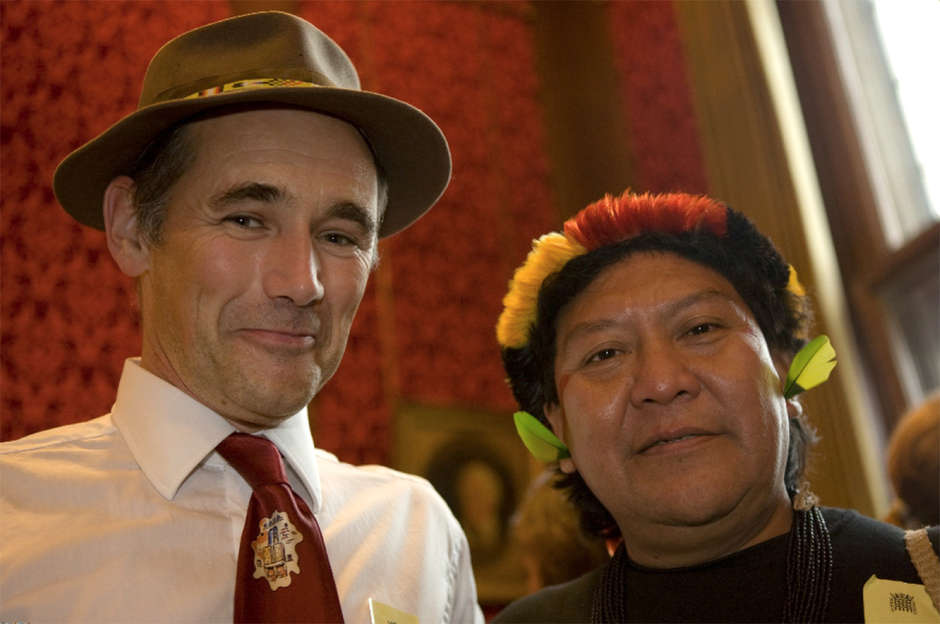 L'attore Mark Rylance e Davi Kopenawa, sciamano Yanomami.