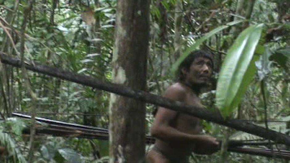 Un uomo Kawahiva del Brasile durante un incontro fortuito con un team del FUNAI, il Dipartimento brasiliano agli Affari Indigeni. Quando si accorse di essere osservato, l’uomo fuggì.