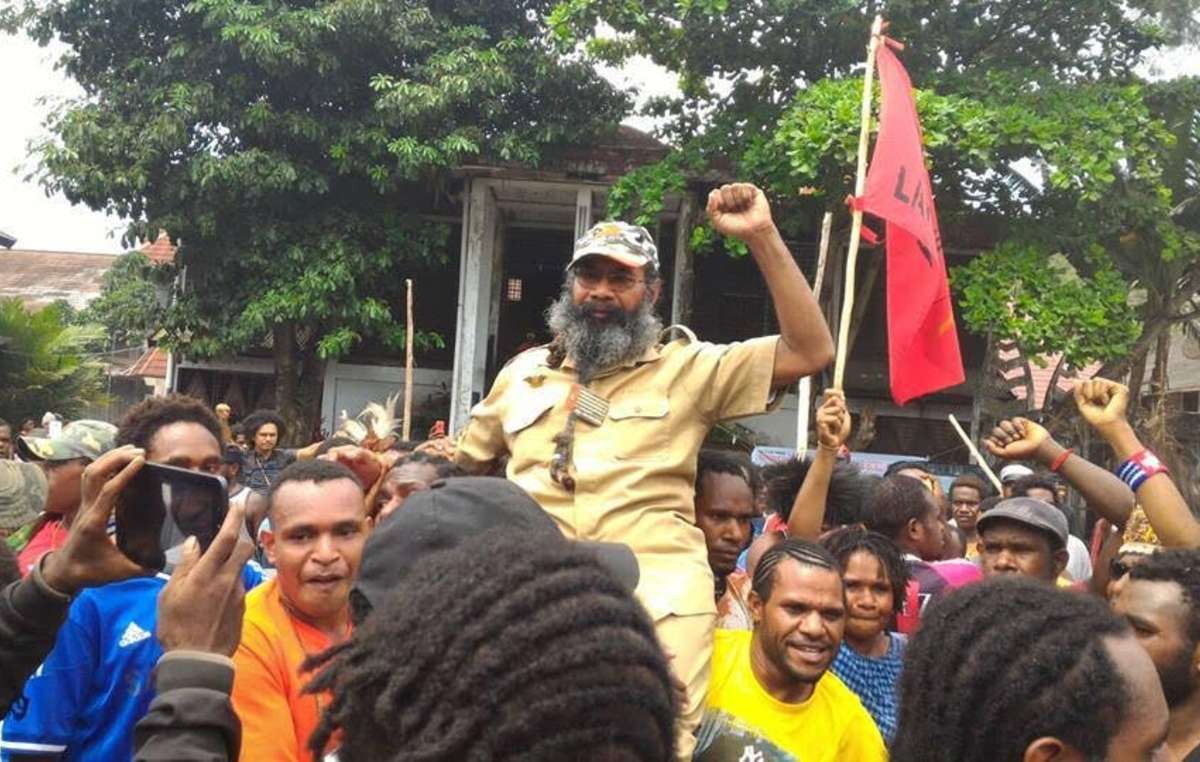 Un nutrido grupo de personas celebra la liberación del prisionero político papú Filep Karma.