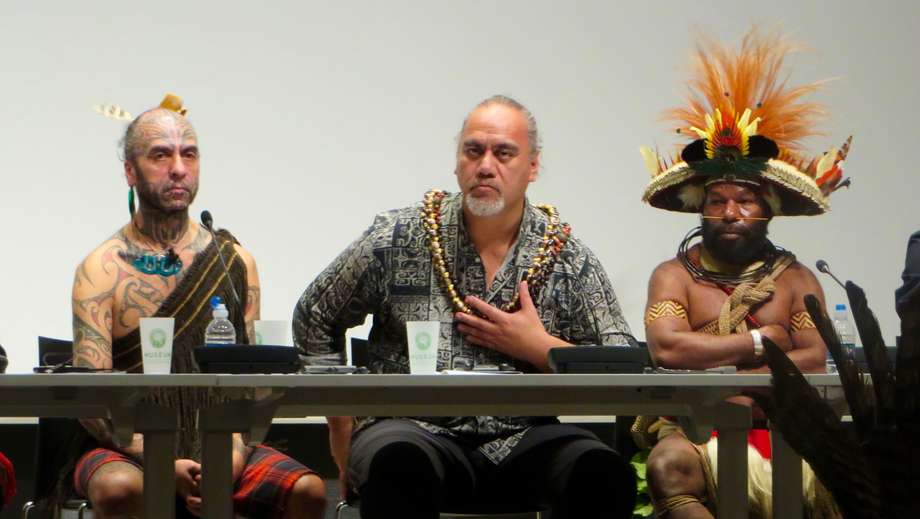 George Nuku (Maori, Nouvelle-Zélande), Pascal Erhel Hatuuku (Îles Marquises, France) et Mundiya Kepanga (chef papou - huli, Papouasie-Nouvelle-Guinée) étaient au Musée de l'Homme à l'occasion de la COP21.

Mundiya Kepanga :

_‘Je n’ai pas de conseils à vous donner pour vous dire comment vivre mieux chez vous. Pourquoi ne discutez-vous pas avec les gens de chez vous et avec ceux qui prennent les décisions?'_