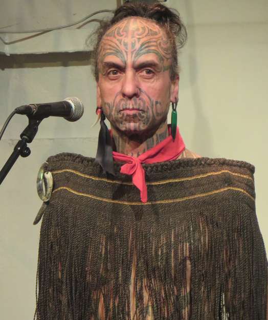 George Nuku, artiste maori, a partagé des histoires de son peuple lors de l'Ambassade des peuples autochtones à la Bellevilloise :

_'Cette histoire date de l'époque où nous n'avions pas encore été 'découverts', mesurés catalogués; nous n'étions pas encore des objets d'étude. Ce qui nous reste ce sont les histoires.'_ 