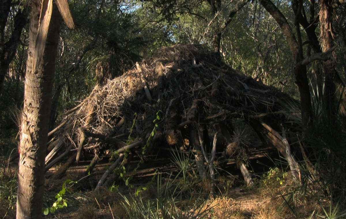 Une maison abandonnée dans le Chaco paraguayen appartenant à des Autochtones ayoreo-totobiegosode isolés.