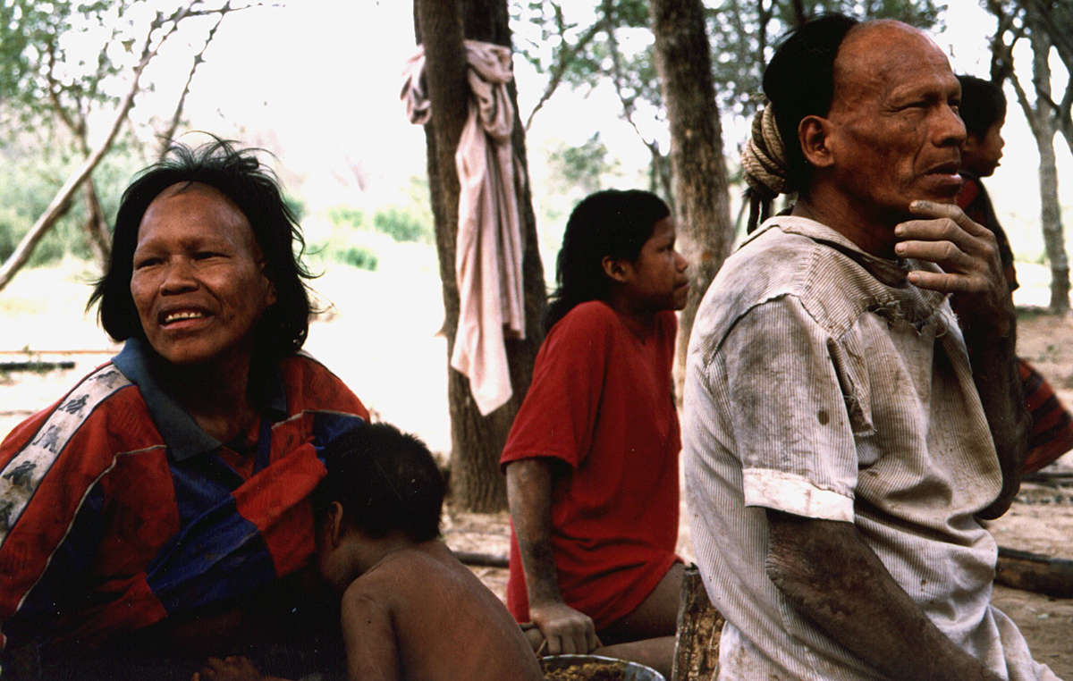 Ibore und Parojnai mit ihren Kindern einen Tag nachdem sie aus dem Wald gekommen sind, 1998