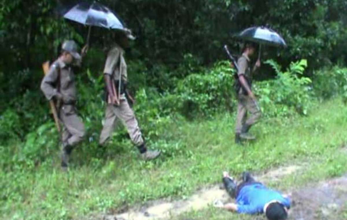 Los guardaparques en Kaziranga van fuertemente armados y tienen instrucciones de disparar en el acto a intrusos.