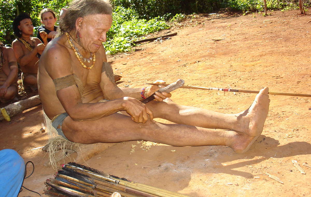 Konibu em sua casa na Amazônia