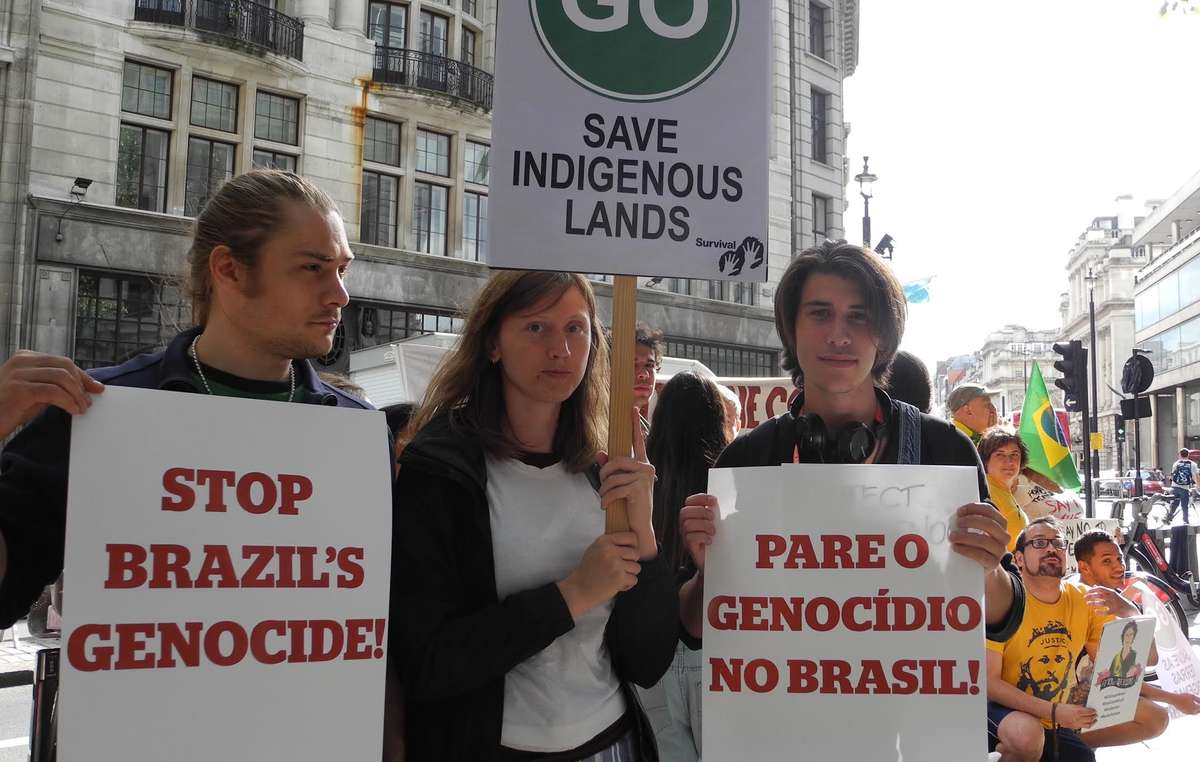Apoiadores da Survival protestando em frente à Embaixada do Brasil em Londres