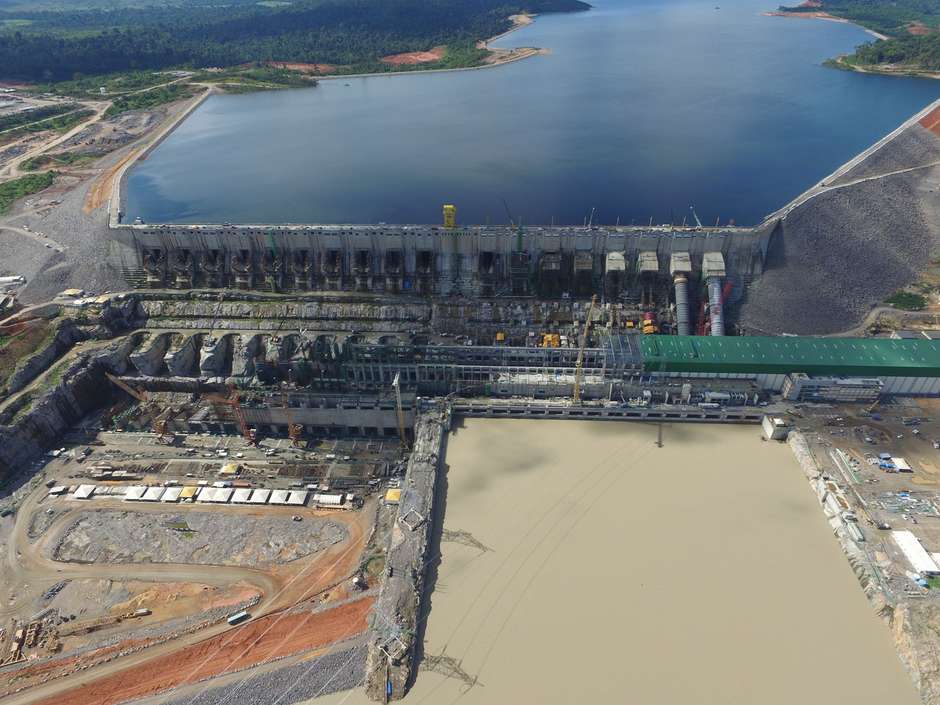 Staudämme die oft als alternative „grüne Energie“ dargestellt werden, zerstören große Flächen indigenen Landes. Eine Reihe von international finanzierten Mega-Dämmen uím brasilianischen Amzonasgebiet – wie Belo Monte auf dem Bild – bedrohen die Existenz mehrerer Gruppen unkontaktierter Indigener. 