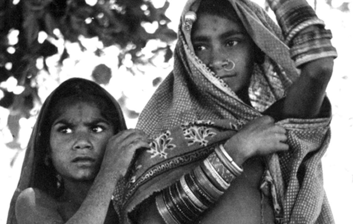 Jeunes filles bhil, Inde. La Cour suprême a dénoncé la 'violente oppression et les atrocités' subies par les peuples indigènes de l'Inde.