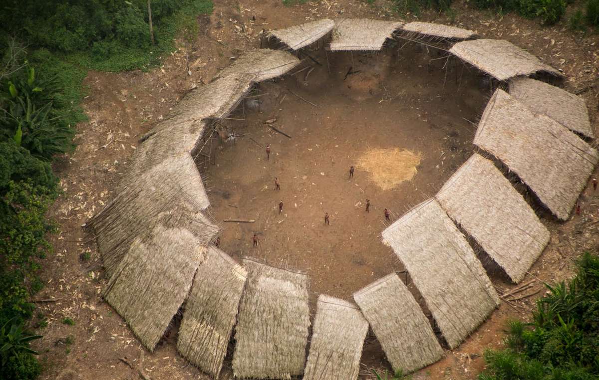 Ein Yano (Gemeinschaftshaus) unkontaktierter Yanomami im brasilianischen Amazonasgebiet, Luftaufnahme von 2016.