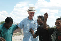L'avocat Gordon Bennett avait déjà représenté les Bushmen lorsqu'ils gagnèrent leur procès en 2006.