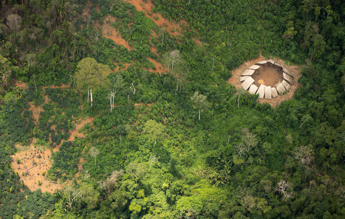 La maison communale d’un groupe non contacté dans la réserve autochtone des Yanomami.