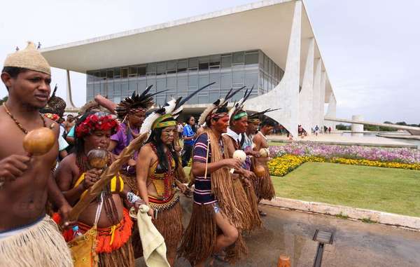 Protestas indígenas contra los cambios presupuestarios federales en Brasilia, Brasil.