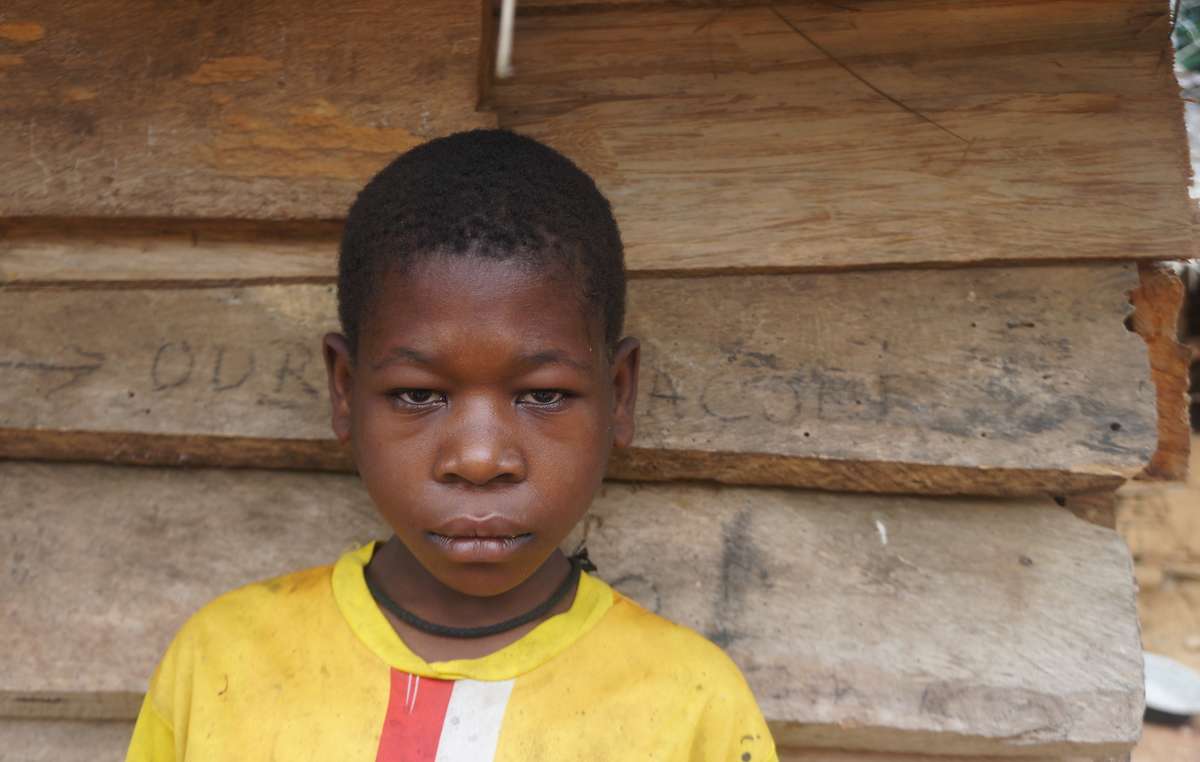 Début 2016 au Cameroun, cette fillette baka a été torturée par une brigade anti-braconnage financée par le WWF. Elle avait dix ans au moment des faits.
