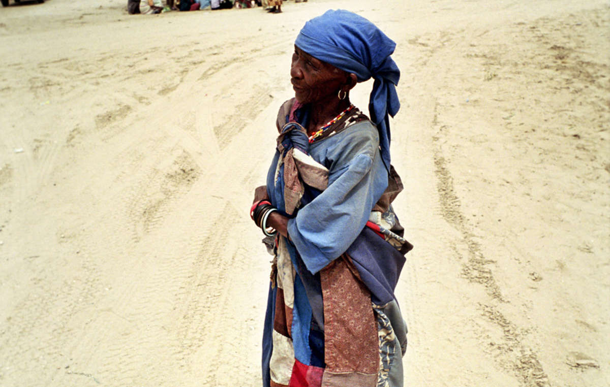 Une femme bushman dans une allée de New Xade, le camp de relocalisation dans lequel de nombreux Bushmen ont été déplacés au cours des dix dernières années.
