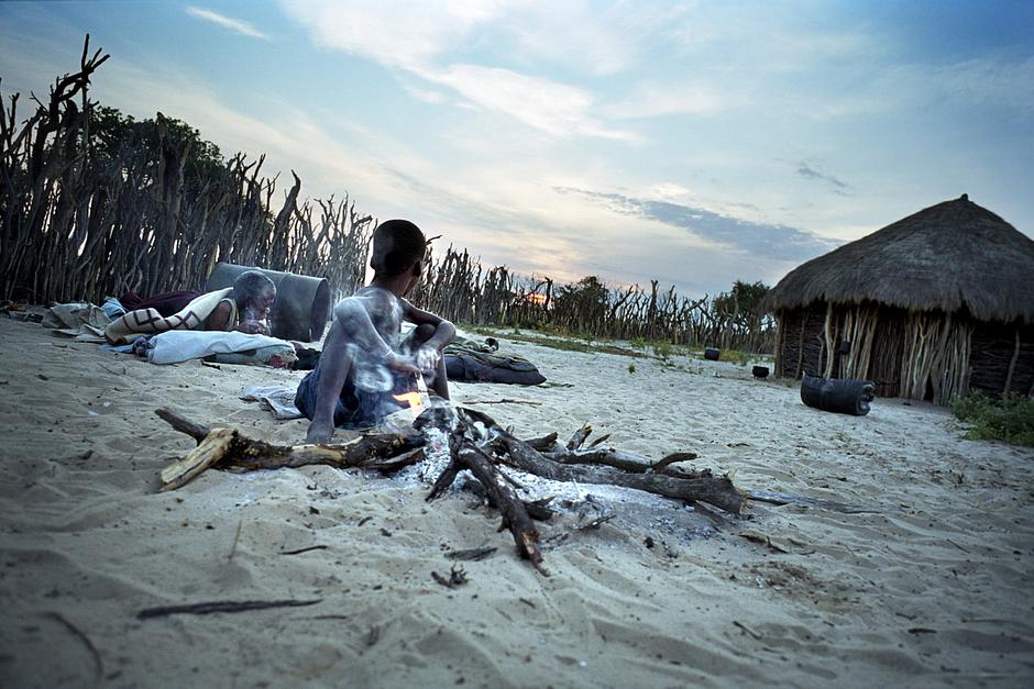 Le jour se lève sur un hameau, le lendemain même de l’arrivée du premier convoi de Bushmen retournant dans la réserve.