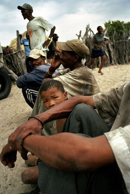 Des Bushmen de Molapo, un hameau de la réserve, accueillent des membres de leur famille et des amis tout juste de retour de leur exil forcé au camp de New Xade.